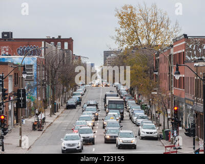 Montréal, Canada - le 9 novembre 2018 : rue commerçante typique dans le quartier du Plateau, avec les petites et moyennes entreprises, et des voitures qui passent dans un trafi Banque D'Images