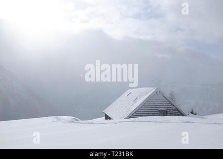 L'Autriche, l'état de Salzbourg, Osterhorn, groupe ski area, cabane en hiver Banque D'Images