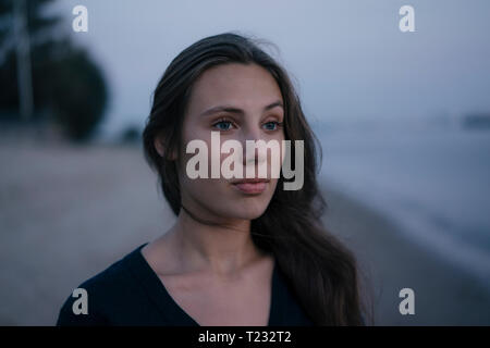 Allemagne, Hambourg, portrait de teenage girl au bord de l'Elbe dans la soirée Banque D'Images