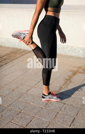 Close-up of young woman doing stretching exercice dans la ville Banque D'Images