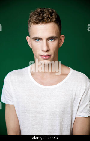 Portrait of young man wearing white t-shirt en studio Banque D'Images