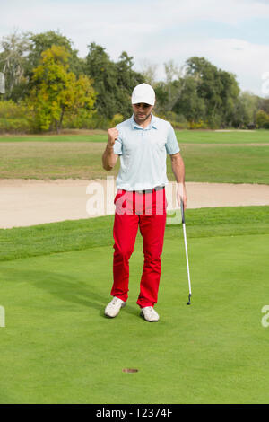 Golfeur gagnant. Un effet de flou et de douceur sur le visage de l'homme. Banque D'Images