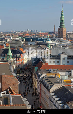 Toits de Copenhague, toits, terrasses, jardins-terrasses et vue sur la rue Købmagergade et Nikolaj Church tower dans le centre de Copenhague, Danemark Banque D'Images