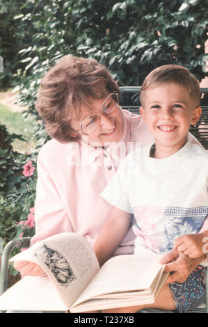 Lit grand-mère à son petit-fils, USA Banque D'Images