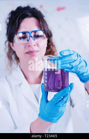 Young female scientist faisant des expériences en laboratoire. Banque D'Images