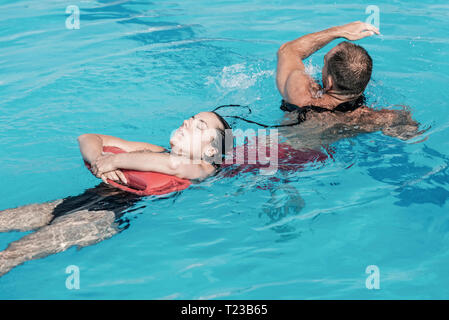 Dans la formation de sauveteur sauvetage, femme de l'eau. Banque D'Images