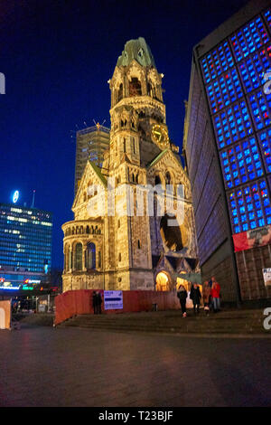 Nuit vue panoramique sur l'Église du Souvenir Kaiser protestant William à Berlin, Allemagne, Europe. Banque D'Images