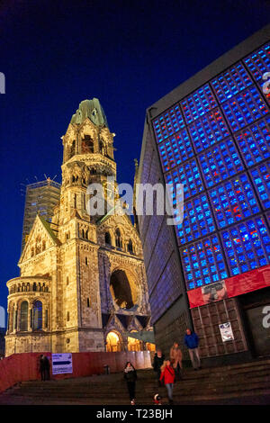 Nuit vue panoramique sur l'Église du Souvenir Kaiser protestant William à Berlin, Allemagne, Europe. Banque D'Images