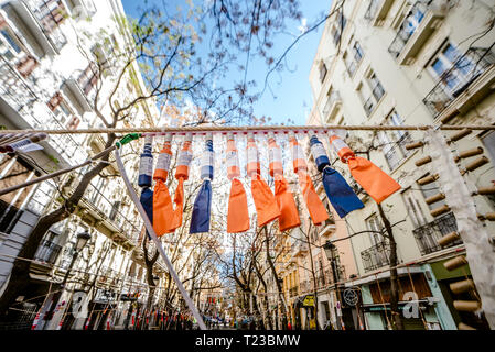 Valencia, Espagne - 19 mars 2019 : Aspect d'une rue du centre-ville où une Mascleta a été mis en place, plein de pétards et de feux d'artifice, avant son lancement. Banque D'Images