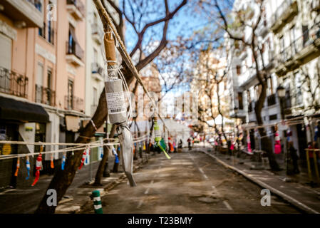 Valencia, Espagne - 19 mars 2019 : Aspect d'une rue du centre-ville où une Mascleta a été mis en place, plein de pétards et de feux d'artifice, avant son lancement. Banque D'Images