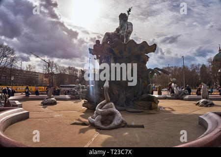 L'antique Fontaine de Neptune construit en 1891 conçu par Reinhold Begas à froid, avec une fin de journée d'hiver à Berlin, Allemagne Banque D'Images