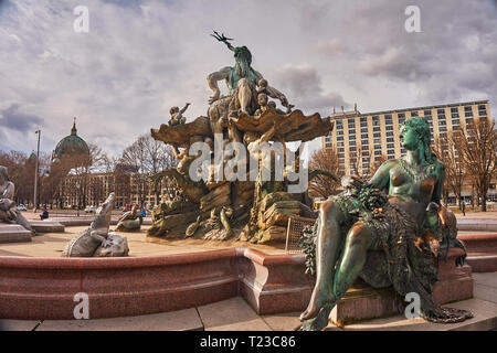 L'antique Fontaine de Neptune construit en 1891 conçu par Reinhold Begas à froid, avec une fin de journée d'hiver à Berlin, Allemagne Banque D'Images