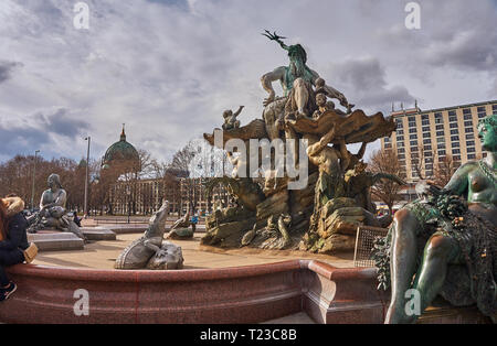 L'antique Fontaine de Neptune construit en 1891 conçu par Reinhold Begas à froid, avec une fin de journée d'hiver à Berlin, Allemagne Banque D'Images