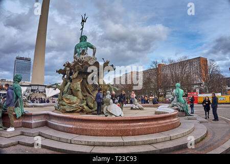 L'antique Fontaine de Neptune construit en 1891 conçu par Reinhold Begas à froid, avec une fin de journée d'hiver à Berlin, Allemagne Banque D'Images