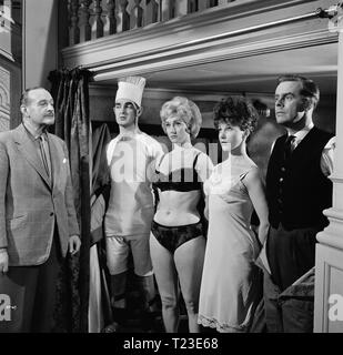 La crevette amoureuse (1962) Cecil Parker, Derek Nimmo, Liz Fraser, Bridget Armstrong, Ian Carmichael, Date : 1962 Banque D'Images