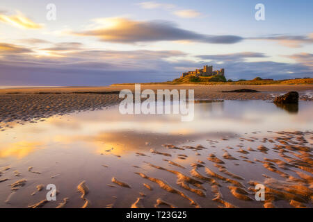 Royaume-uni, Angleterre, Northumberland, Bamburgh Castle au lever du soleil Banque D'Images