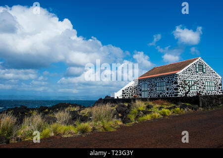 Portugal, Azores, île de Pico, maison en pierre de lave peint à Lajido Banque D'Images