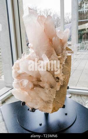 Gros cristal de quartz affichée à l'intérieur de Crystal Bridges Museum à Bentonville ar Banque D'Images