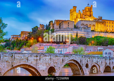 Cathédrale et Pont Vieux la nuit. Béziers, dans le sud de la France. Belle nuit illumination de l'architecture médiévale. Banque D'Images