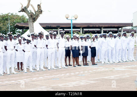 Abidjan, Côte d'Ivoire - 3 août 2017 : Cérémonie de remise des épaulettes pour les étudiants qui quittent l'Académie maritime. soldats marin vêtu de blanc et bleu de l'article Banque D'Images