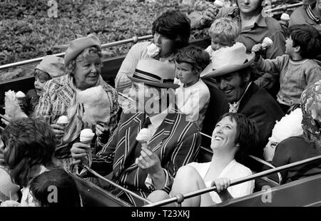 Maison de vacances sur l'autobus (1973) Stephen Lewis, Doris Hare, Kate Williams, Date : 1973 Banque D'Images