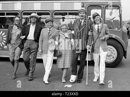 Maison de vacances sur l'autobus (1973) Reg Varney, Bob Grant, Stephen Lewis, Michael Robbins, Anna Karen, Doris Hare, Date : 1973 Banque D'Images