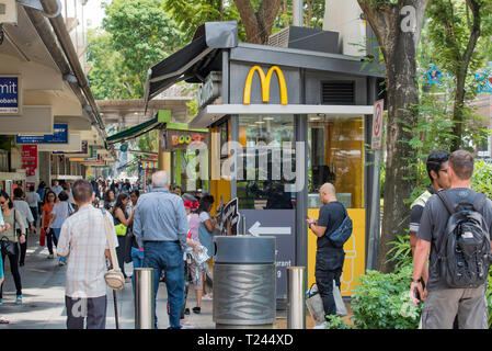 Les acheteurs, les employés de bureau et les touristes à marcher le long d'Orchard Road dans le centre de Singapour Banque D'Images