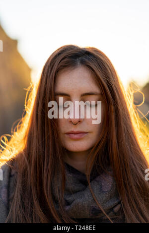 Portrait de jeune femme avec des taches de rousseur piercing nez en automne Banque D'Images