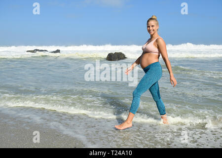 Portrait of happy pregnant woman on the beach de patauger dans la mer Banque D'Images