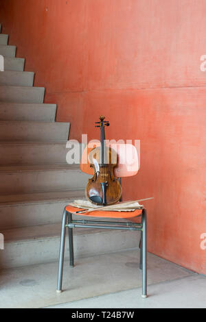 Violon, arc et des feuilles de musique sur chaise en bois escalier à Banque D'Images