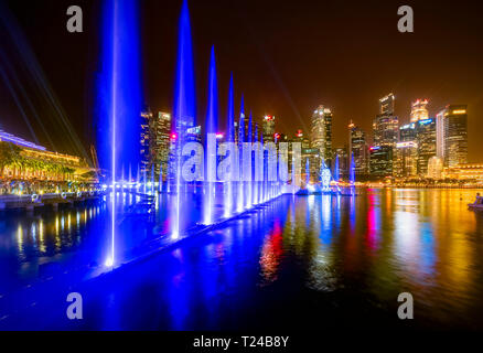 Singapour, cityscape at night, fontaines Banque D'Images