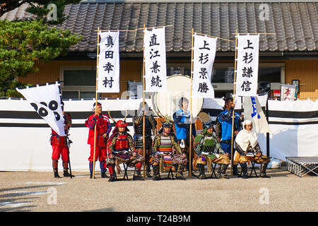 Reconstitueurs Japonais habillés en samouraïs pendant la gyoretsu-musha (guerrier) et festival à Iseya Ryokan, Minakami, Gunma, au Japon. Banque D'Images