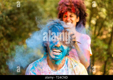 Happy couples célébrant Holi, Festival des couleurs Banque D'Images