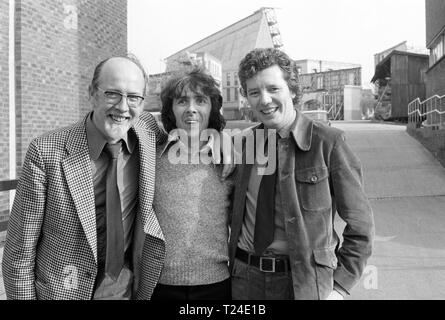 L'homme à propos de la Maison des écrivains (1974) et Brian Cooke Johnnie Mortimer avec Richard O'Sullivan Date : 1974 Banque D'Images