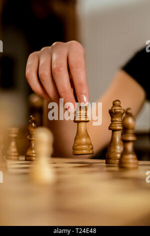 Close-up of a woman's hand le déplacement d'une pièce d'échecs Banque D'Images