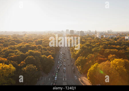 Allemagne, Berlin, en vue de Großer Tiergarten avec Strasse des 17. Juni à partir de la colonne de la victoire à l'automne Banque D'Images