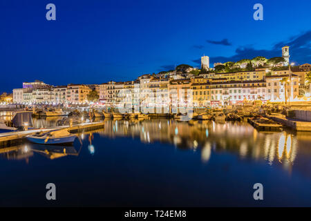 France, Provence-Alpes-Côte d'Azur, Cannes, Le Suquet, vieille ville, port de pêche de la soirée Banque D'Images