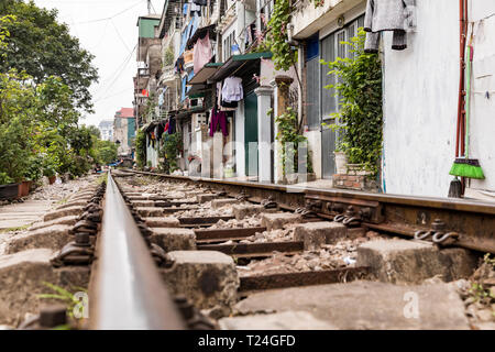 Vietnam, Hanoi, vue sur les voies de chemin de fer dans la ville très proche de maisons Banque D'Images