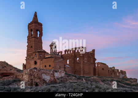 Coucher du soleil sur les ruines de Belchite, en Aragon, la ville qui a été complètement détruit pendant la guerre civile espagnole - Belchite - Espagne Banque D'Images