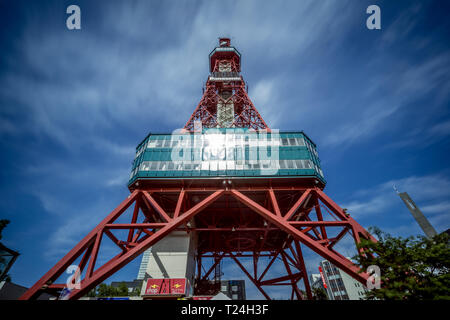 Hokkaido, 02 août 2016. Rez-de-chaussée vue avant de Sapporo TV Tower de Odori Park with blurred traînées nuageuses. Banque D'Images