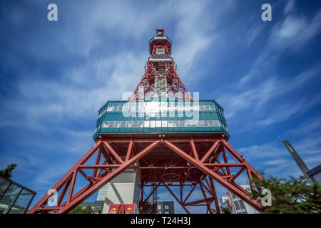 Hokkaido, 02 août 2016. Rez-de-chaussée vue avant de Sapporo TV Tower de Odori Park with blurred traînées nuageuses. Banque D'Images