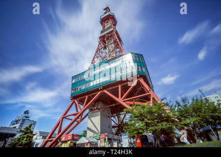 Hokkaido, 02 août 2016. Vue latérale du niveau du sol de la tour de télévision de Sapporo Odori Park with blurred traînées nuageuses. Banque D'Images