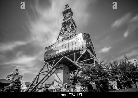 Hokkaido, 02 août 2016. Vue latérale du niveau du sol de la tour de télévision de Sapporo Odori Park with blurred traînées nuageuses. Banque D'Images