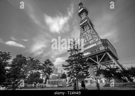 Hokkaido, 02 août 2016. Grand angle de vue de la tour de télévision de Sapporo Odori Park with blurred traînées nuageuses. Banque D'Images