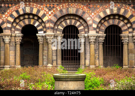 Le Cloître de la Cathédrale du Puy à Le Puy en Velay France. La cathédrale est le point de départ d'entreprise de la Marche des pèlerins de Saint-Jacques de C Banque D'Images