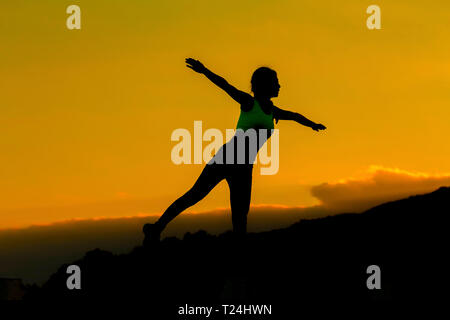 Silhouette Young Asian Woman in sportswear spreadeagle permanent, les bras et les jambes écartées. Banque D'Images