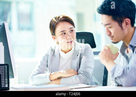 Asian businessman and businesswoman working together in office discuter de plan d'affaires. Banque D'Images