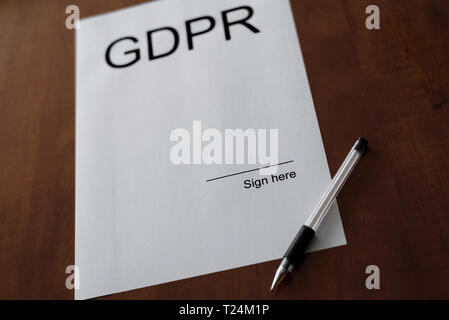 Pibr - Règlement général sur la protection des données - nouvelle législation droit dans l'Union européenne sur la sécurité des données personnelles. Feuille de papier blanc avec un stylo. Spa vierge Banque D'Images