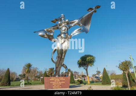 Grandcamp-Maisy, Normandie, France, le 26 mars 2019, la paix du monde statue trône à l'entrée de Grandcamp Maisy Banque D'Images