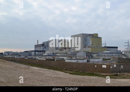 Une centrale nucléaire de Dungeness, désaffectée en 2006. L'établissement se trouve derrière les rares et précieuses banques bardeaux d ecologlically Banque D'Images